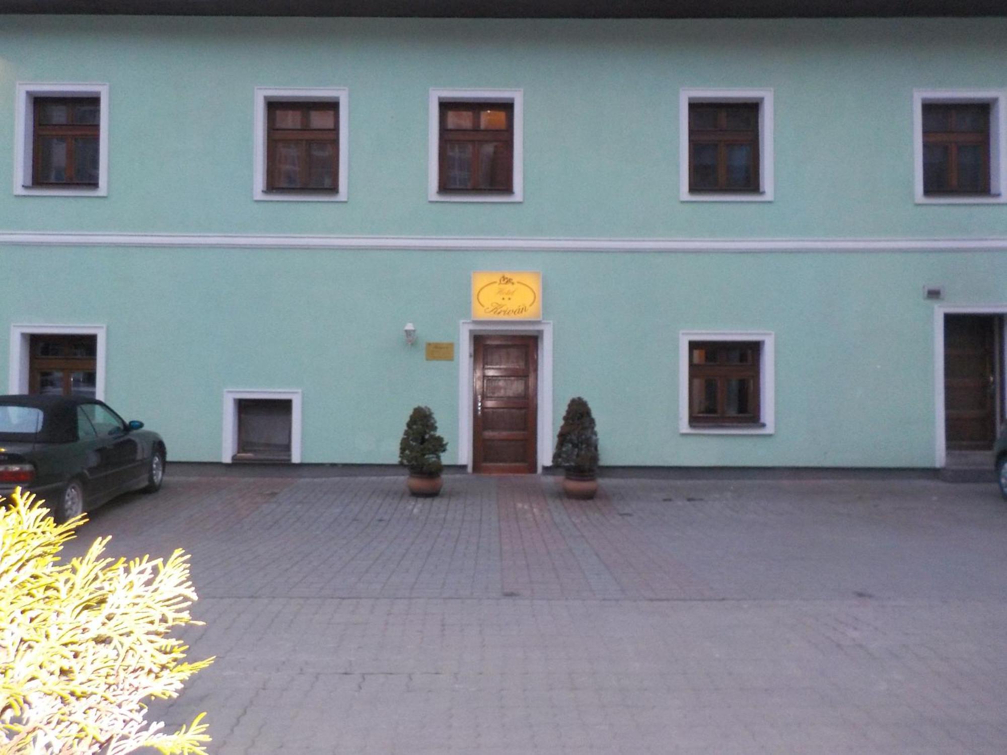 Hotel Krivan Kysucke Nove Mesto Екстер'єр фото