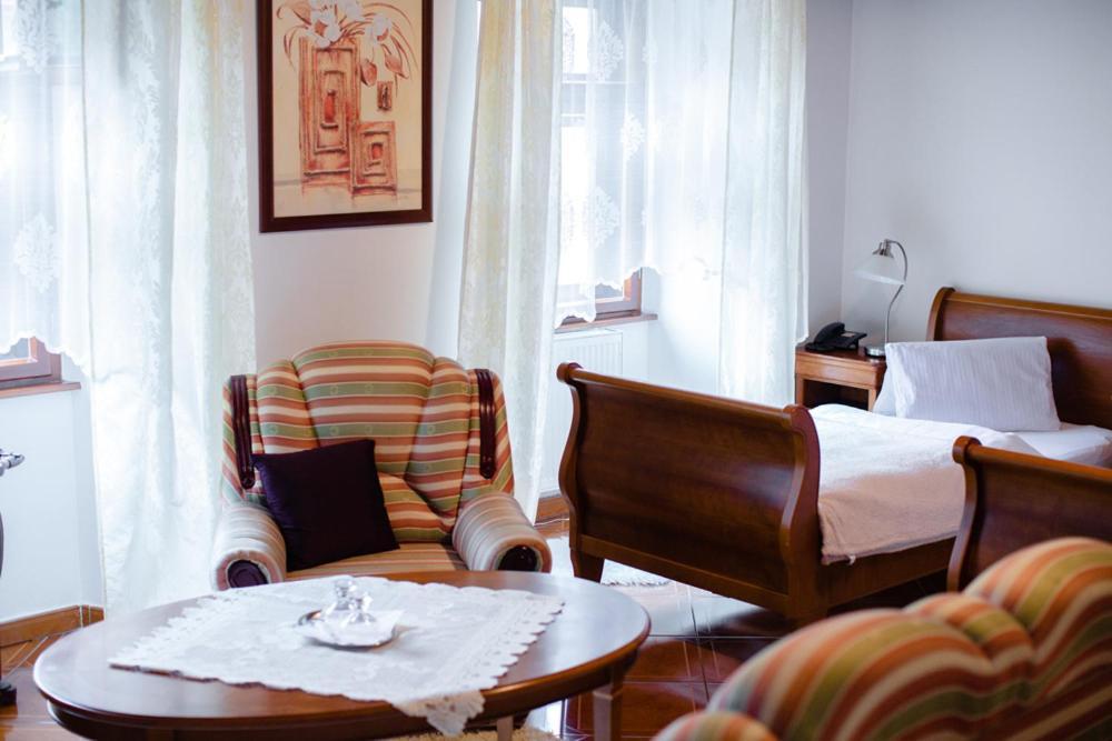 Hotel Krivan Kysucke Nove Mesto Екстер'єр фото