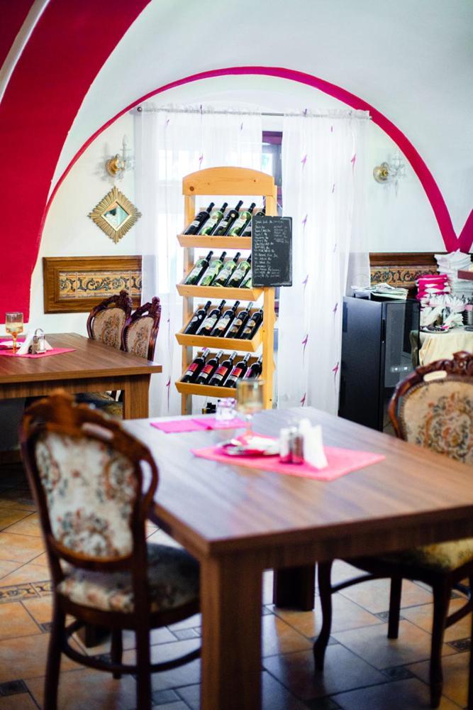 Hotel Krivan Kysucke Nove Mesto Екстер'єр фото