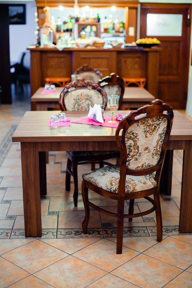 Hotel Krivan Kysucke Nove Mesto Екстер'єр фото